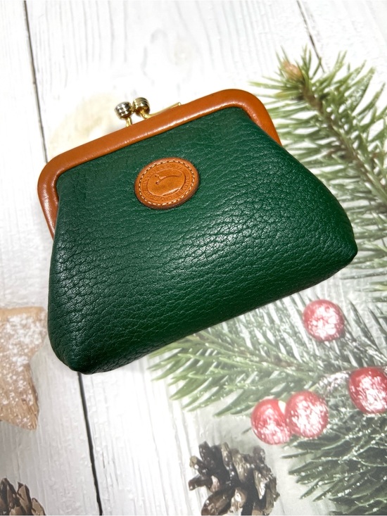 Dooney & Bourke Handbags - 🦆 DOONEY & BOURKE AWL PEBBLED KISSLOCK COIN POUCH IN FOREST GREEN WITH TAN TRIM